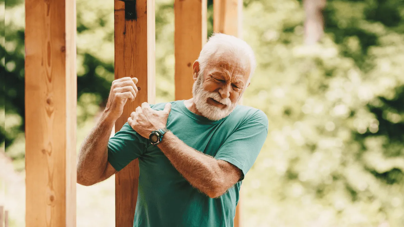 Fisioterapeuta tratando dolor de hombro