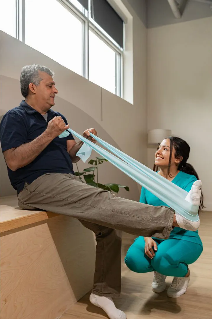 Sesión de terapia física a domicilio en casa