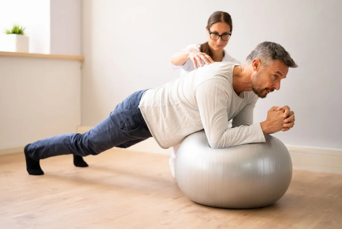 Fisioterapeuta realizando tratamiento a domicilio