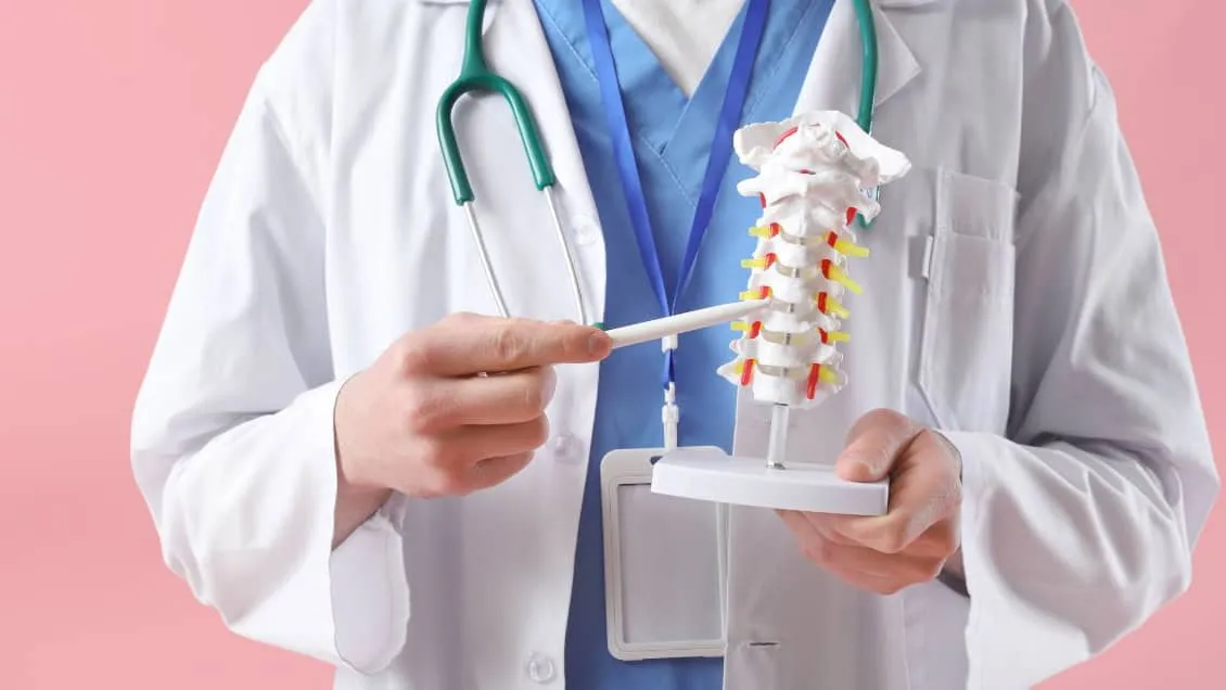 Fisioterapeuta realizando tratamiento de rodilla