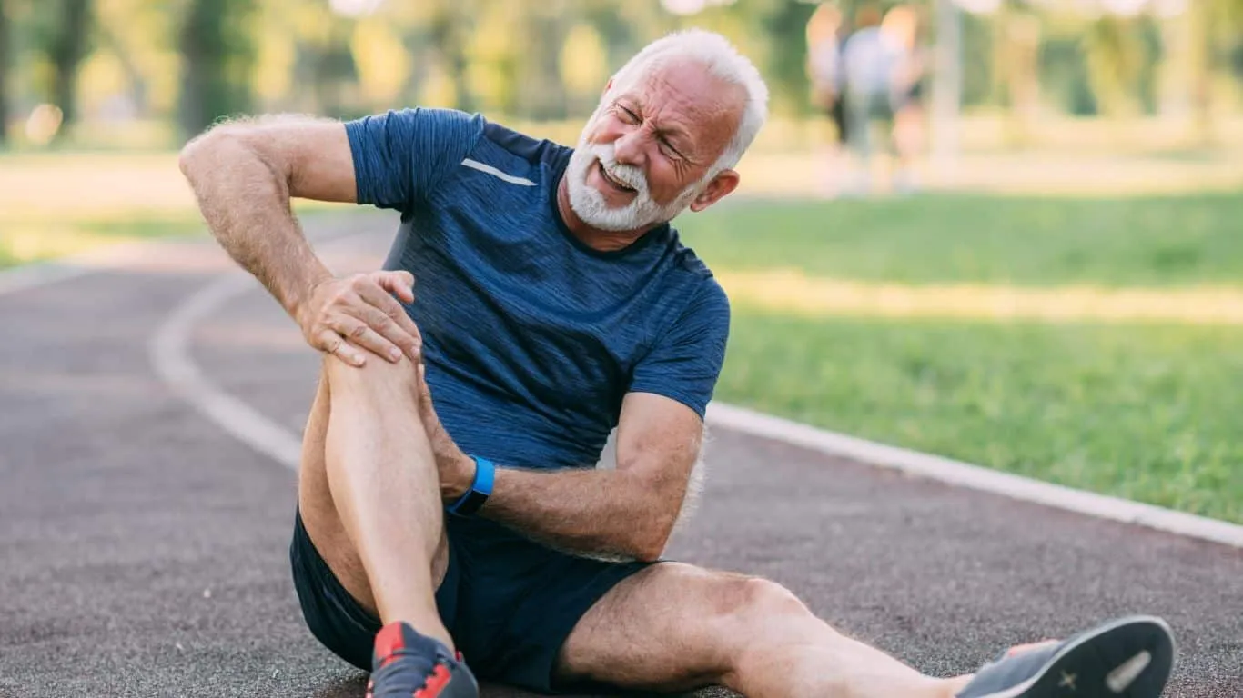Hombre en el suelo con dolor de rodilla