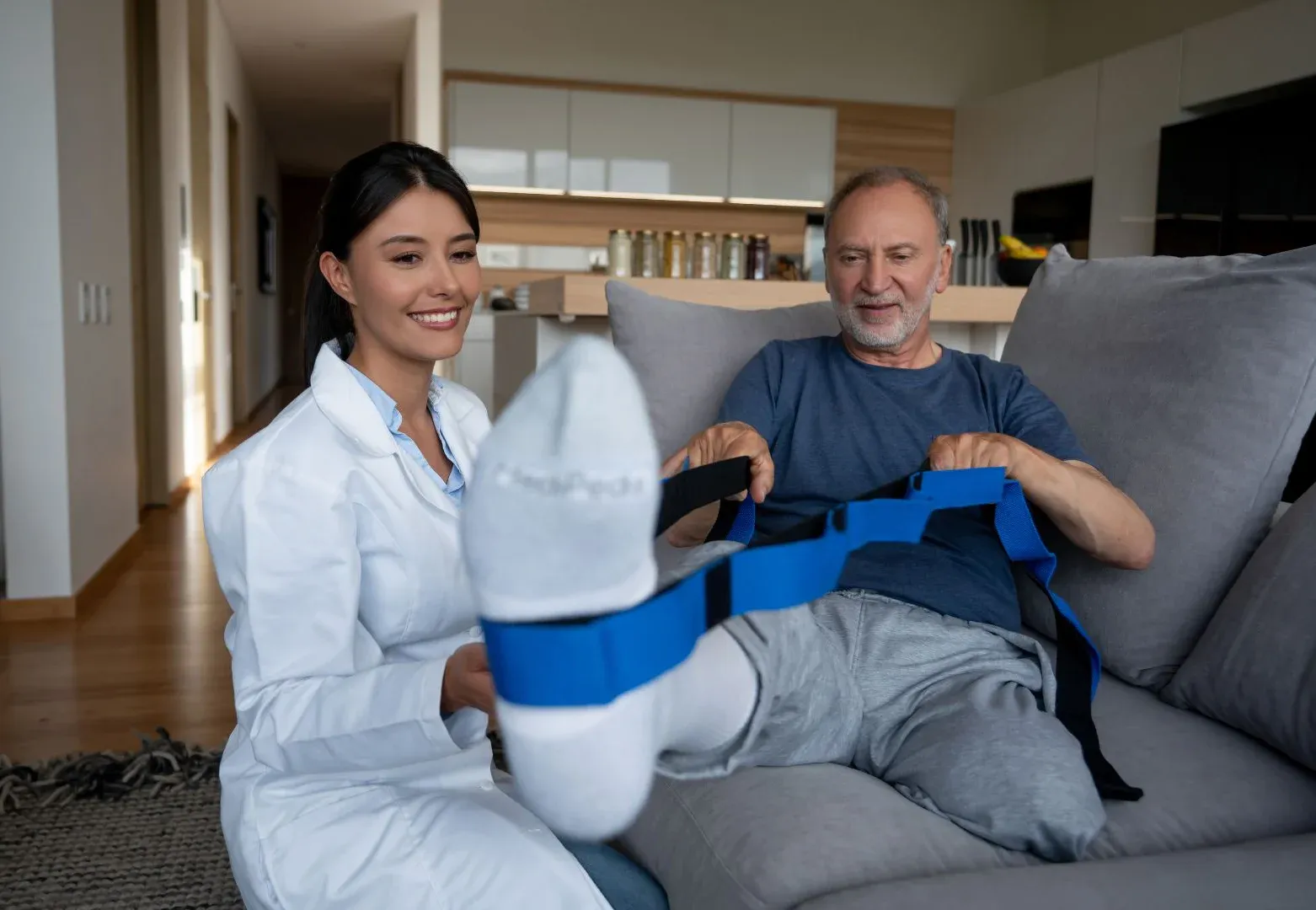 Sesión de fisioterapia en el sofá de casa